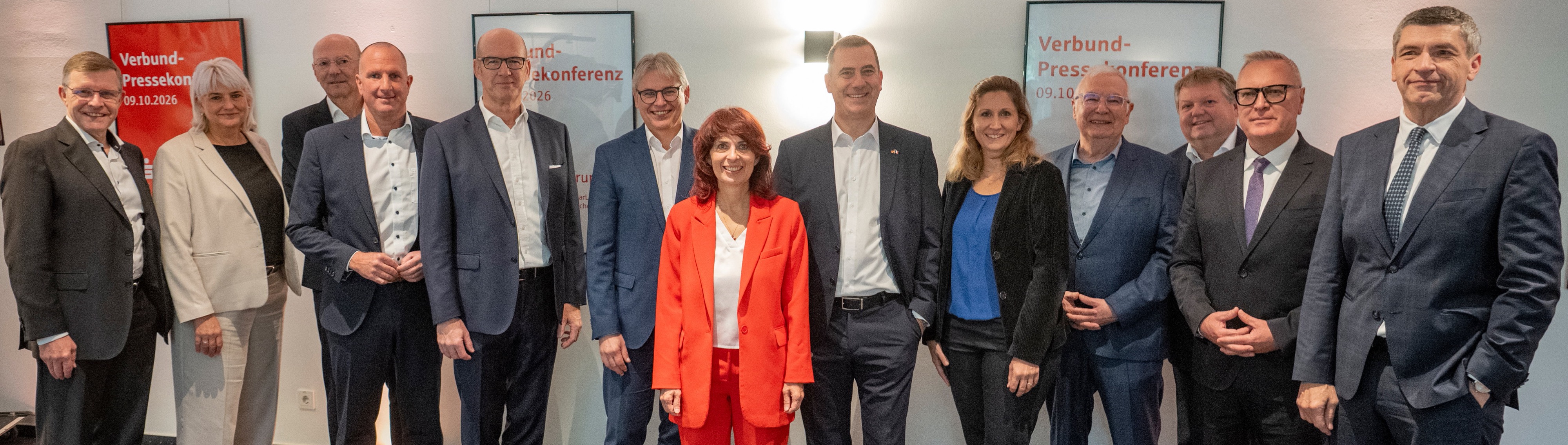 Teilnehmende der Verbund-Pressekonferenz 2026 der Sparkassen-Finanzgruppe Saar stehen gemeinsam für ein Gruppenfoto.