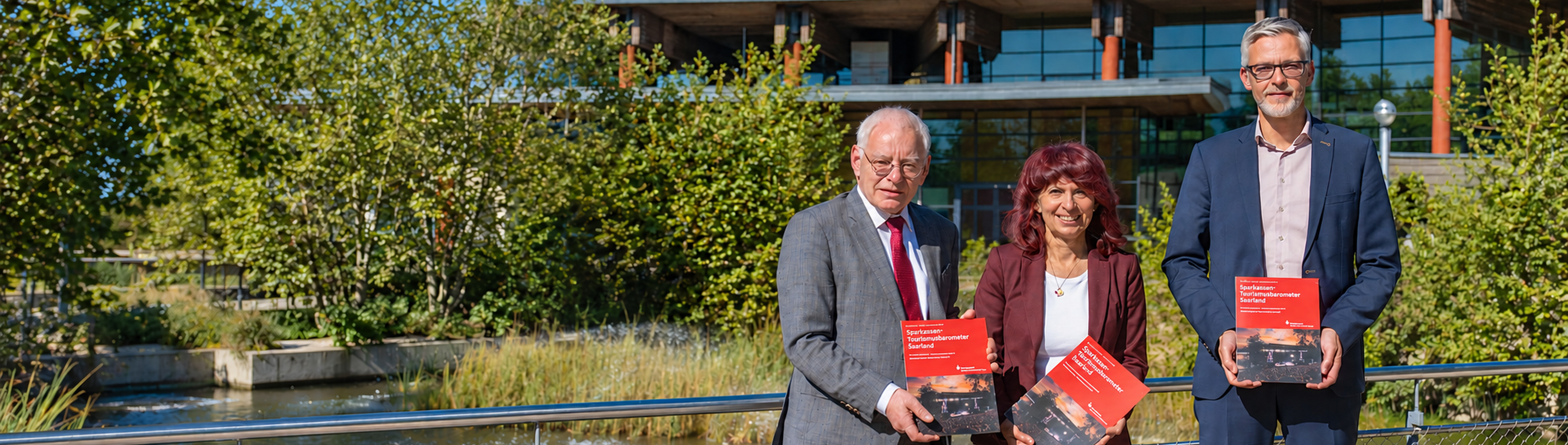 Jürgen Barke, Cornelia Hoffmann-Bethscheider und Karsten Heinsohn präsentieren das Sparkassen-Tourismusbarometer Saarland.