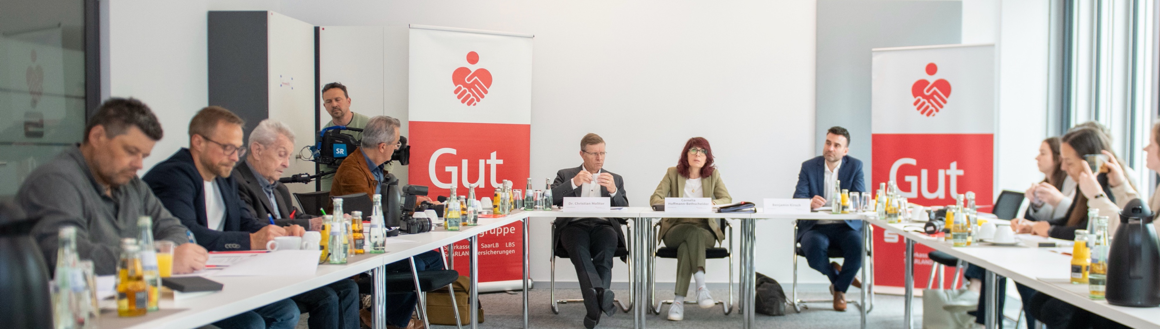 Menschen bei einer Pressekonferenz